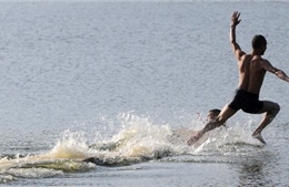 Xem nhà sư Thiếu Lâm Tự chạy 125m trên mặt nước